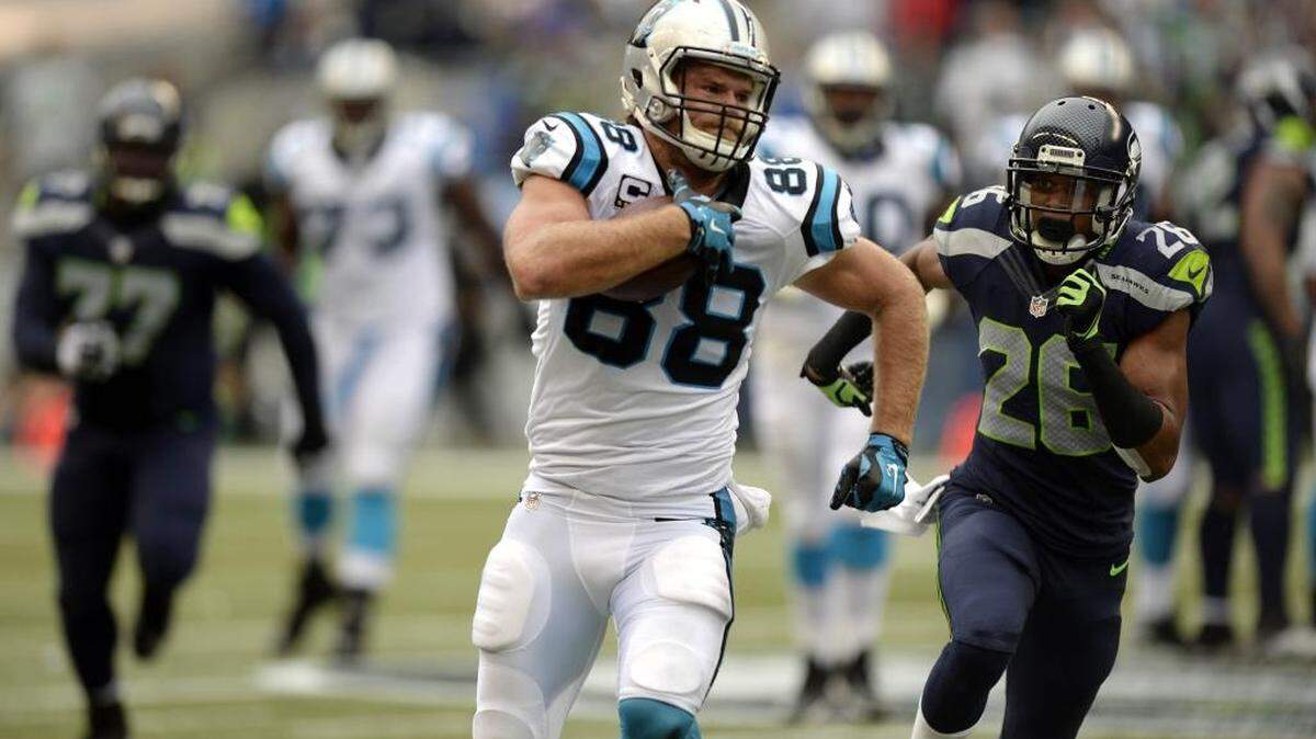 
Carolina Panthers' Greg Olsen (88) heads toward the end zone as Seattle Seahawks' Cary Williams (26) pursues him in the second half at CenturyLink Field on Sunday. The Panthers won, 27-23.
