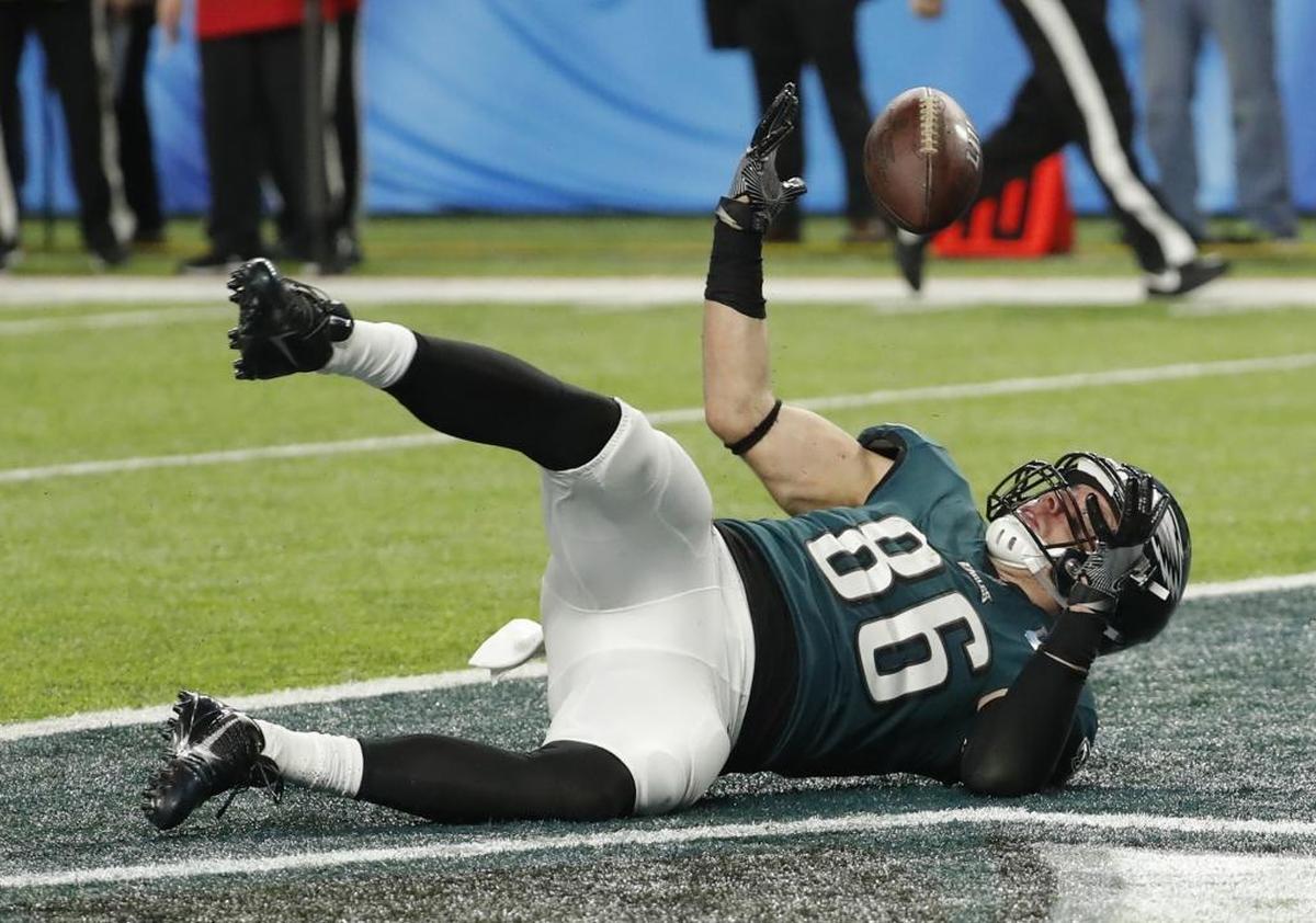 Philadelphia Eagles tight end Zach Ertz (86) bobbles the ball as he dives into the end zone for a touchdown during the second half of Sunday’s Super Bowl.