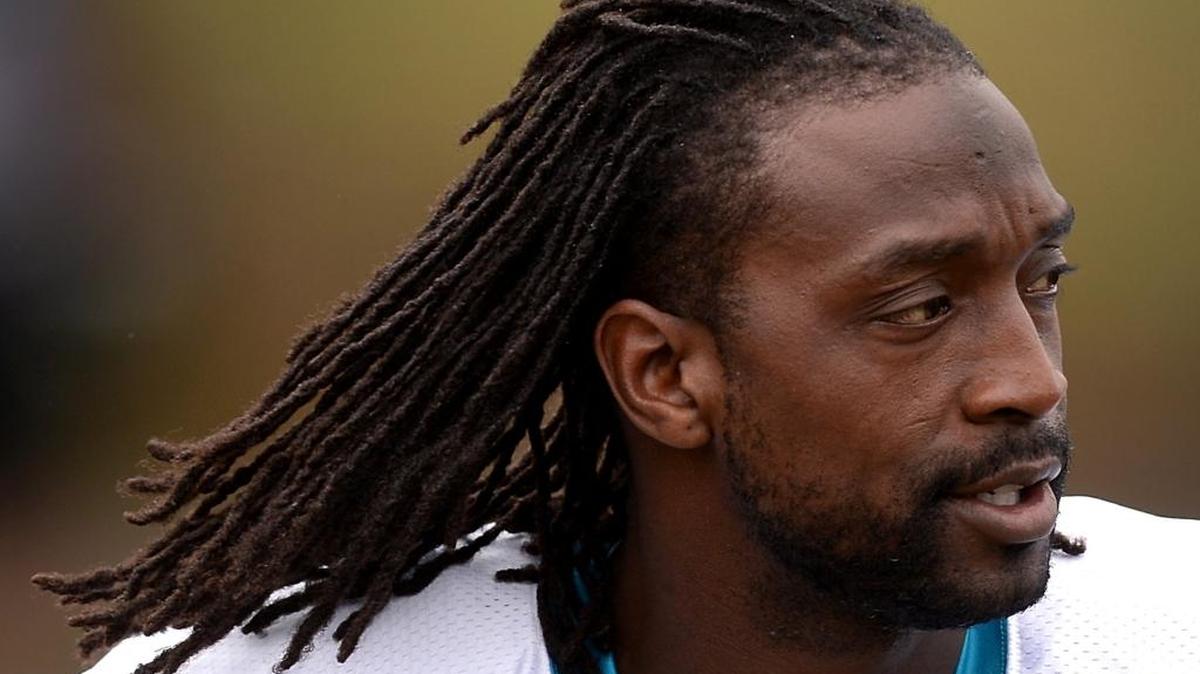Carolina Panthers cornerback Charles Tillman will have surgery on his right knee on Wednesday.