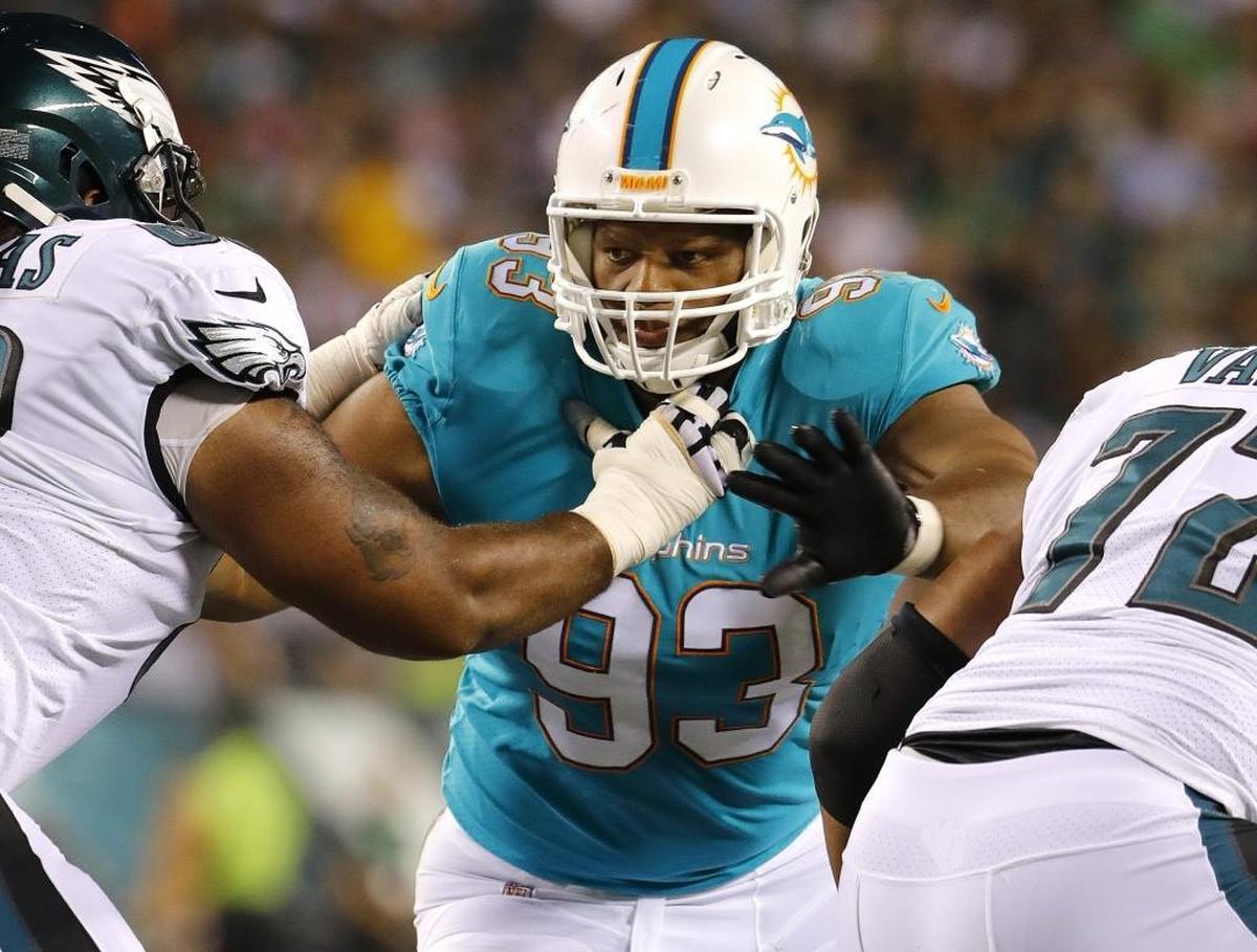 Miami Dolphins defensive tackle Ndamukong Suh (93).