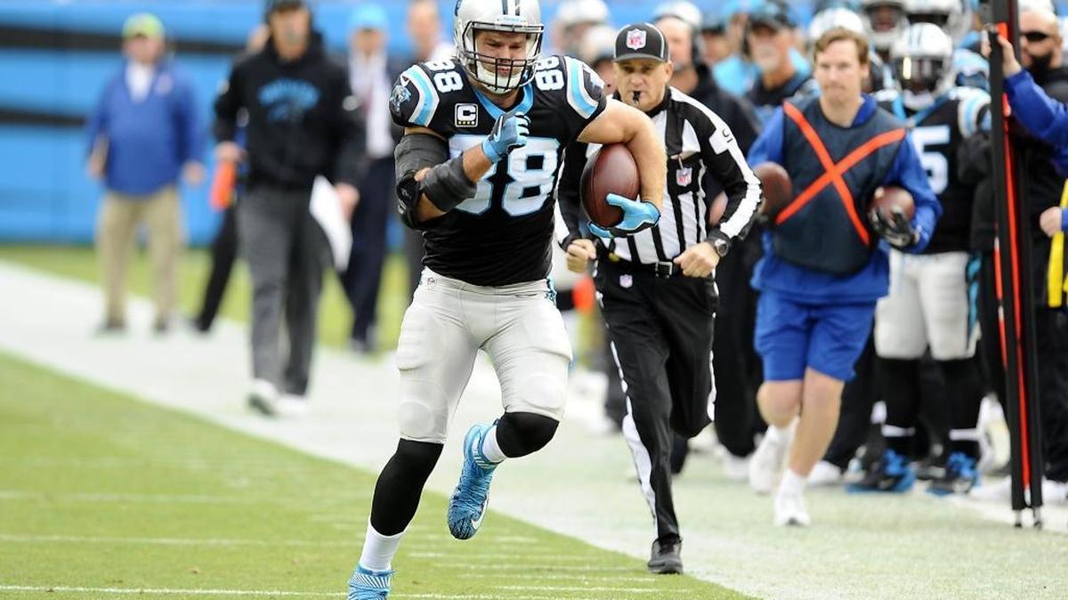 Carolina Panthers tight end Greg Olsen (88) heads upfield after making a reception in the second quarter against the Atlanta Falcons on Saturday that made Olsen the first tight end in NFL history to have 3 consecutive seasons with 1,000 receiving yards.