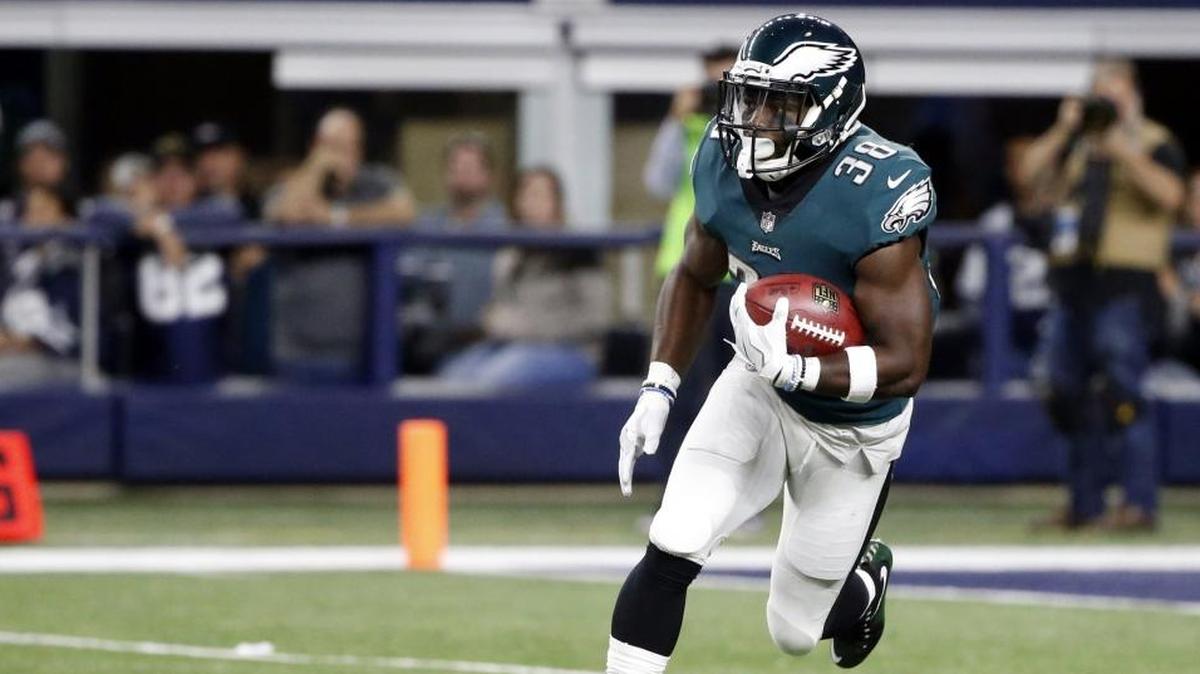 Philadelphia Eagles returner Kenjon Barner appreciates the way former Carolina Panthers GM Dave Gettleman handled his trade in 2014 before Barner’s second season.