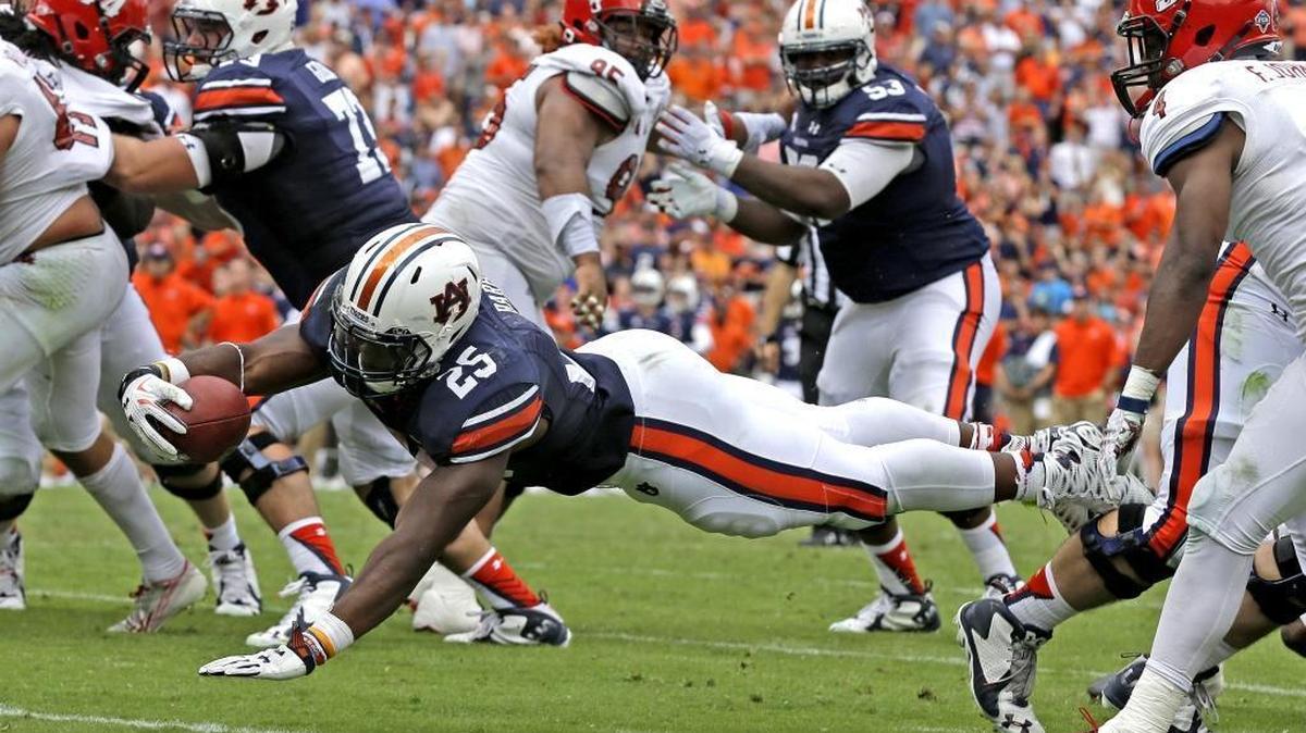Auburn running back Peyton Barber (25) dived into the NFL draft in part to help his mother, who he says is homeless at the moment.