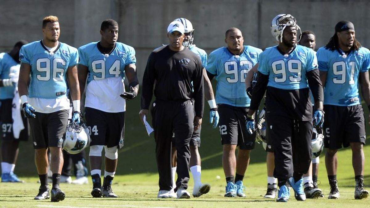 
Carolina Panthers defensive line coach Eric Washington, center, walks with defensive linemen Wes Horton (96), Kony Ealy (94), Dwan Edwards (92), Kawann Short (99), and Ryan Delaire (91) as they head to the next drill during practice at the team’s practice facility on Thursday. Horton, two weeks after being cut to make room for an offensive tackle, will start Sunday.
