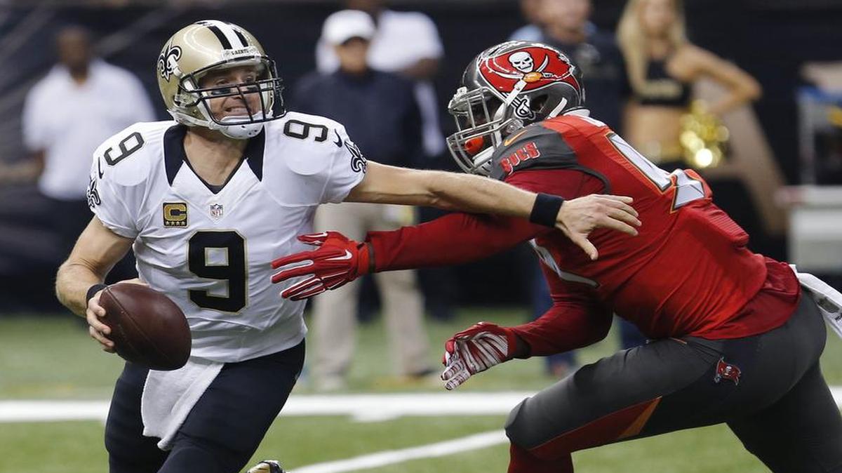 
New Orleans Saints quarterback Drew Brees (9) suffered a shoulder injury against the Tampa Bay Buccaneers on Sunday that could keep him out Sunday against Carolina.
