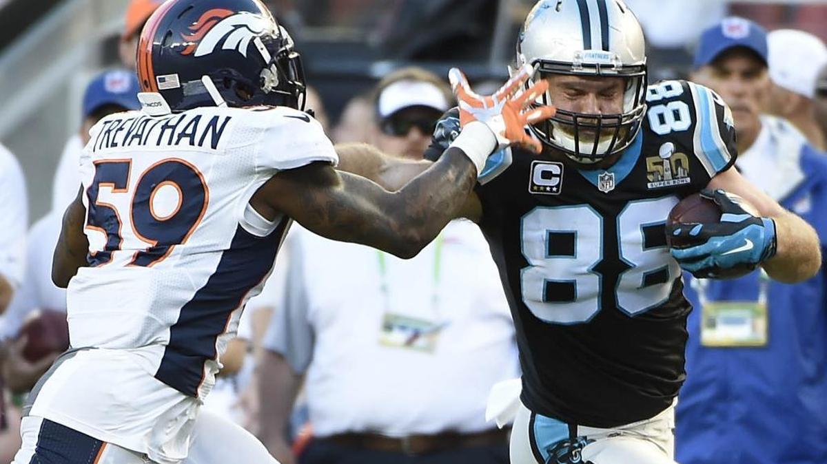 Panthers tight end Greg Olsen (88) runs for a gain against the Broncos’ Danny Trevathan in the second quarter of Sunday’s Super Bowl.