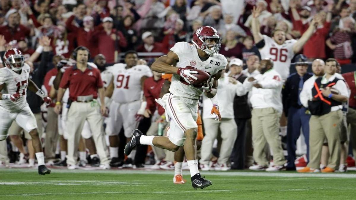 Alabama’s O.J. Howard (88) has done nothing but dazzle at the Senior Bowl and scouting combine.