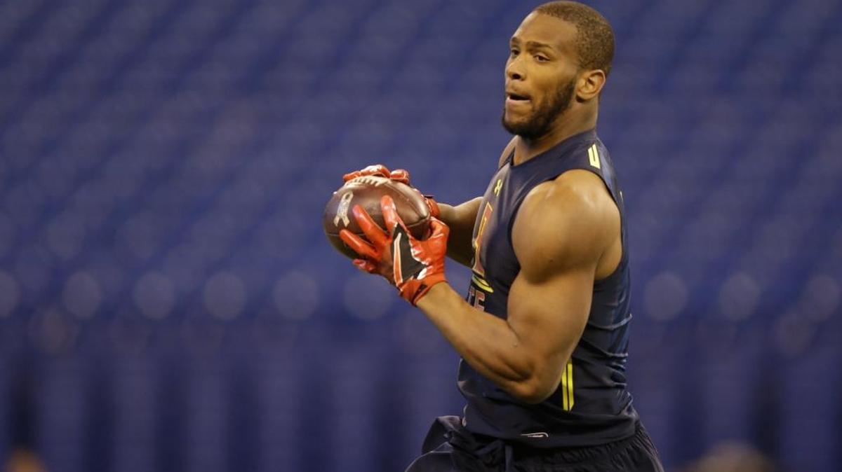 Alabama tight end O.J. Howard runs a drill at the NFL football scouting combine in Indianapolis, Saturday, March 4, 2017. (AP Photo/Michael Conroy)