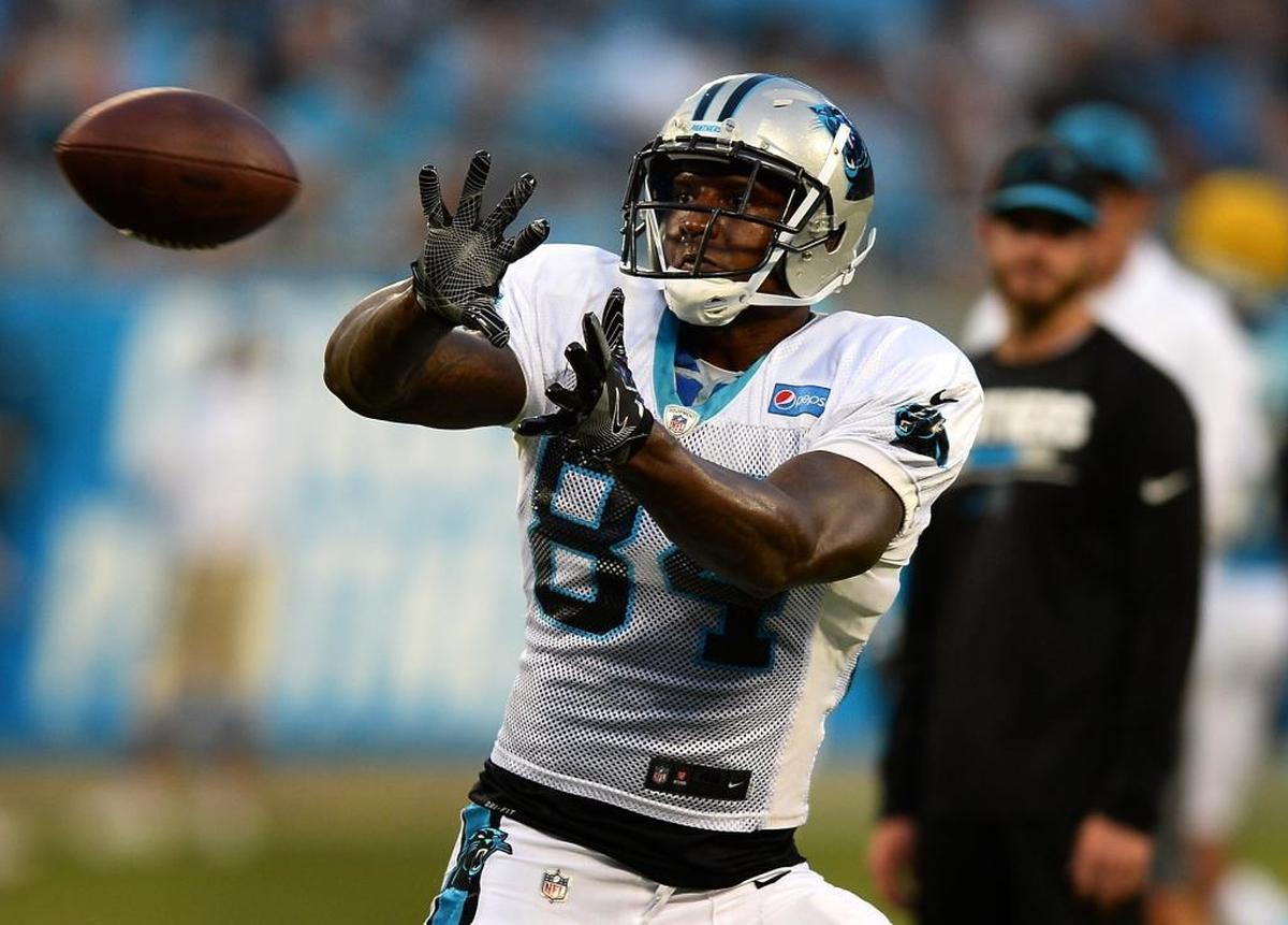 Carolina Panthers tight end Ed Dickson catches a pass during Friday’s Fan Fest at Bank of America Stadium.
