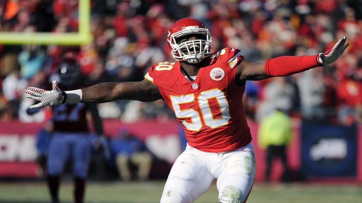 
Kansas City Chiefs outside linebacker Justin Houston (50) signed a six-year deal worth $101 million on Wednesday. That deal is unlikely to affect Panthers middle linebacker Luke Kuechly, but Kuechly should set the standard for middle linebackers when he signs. 
