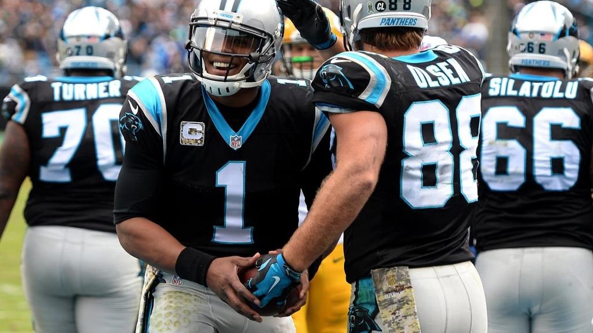 Carolina quarterback Cam Newton won the NFC Offensive Player of the Week award for his performance Sunday, when the Panthers defeated the Green Bay Packers 37-29.