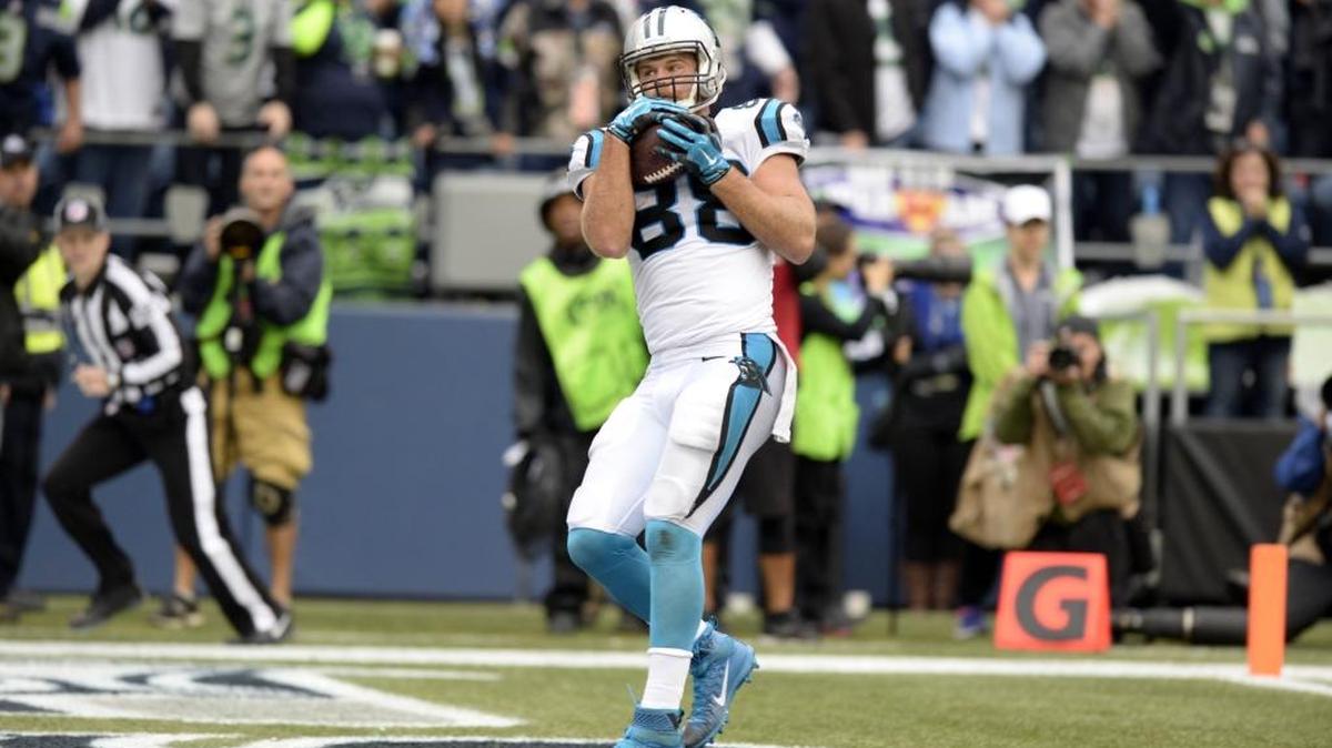 Carolina Panthers' Greg Olsen (88) hauls in the game-winning touchdown against the Seattle Seahawks in the fourth quarter at CenturyLink Field on Sunday, October 18, 2015. The Panthers won, 27-23.