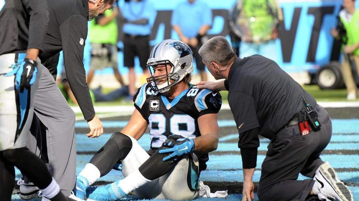 Carolina Panthers tight end Greg Olsen (88) is checked by training staff on Sunday after injuring his knee against the Atlanta Falcons late in the second quarter. Olsen didn’t return, and Monday had what was described as a precautionary MRI.