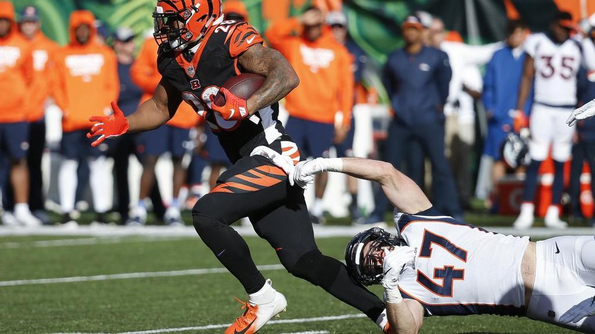 Cincinnati running back Joe Mixon (left) could help a fantasy team in the playoffs this week.