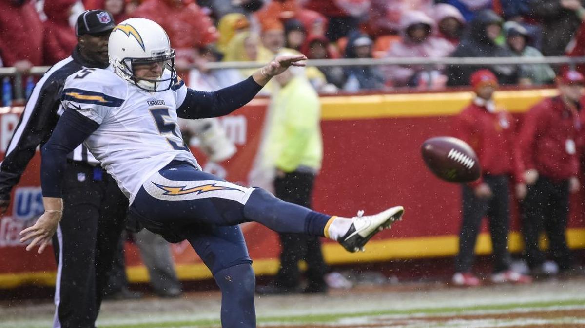 Former San Diego Chargers punter Mike Scifres was signed by the Carolina Panthers Tuesday.