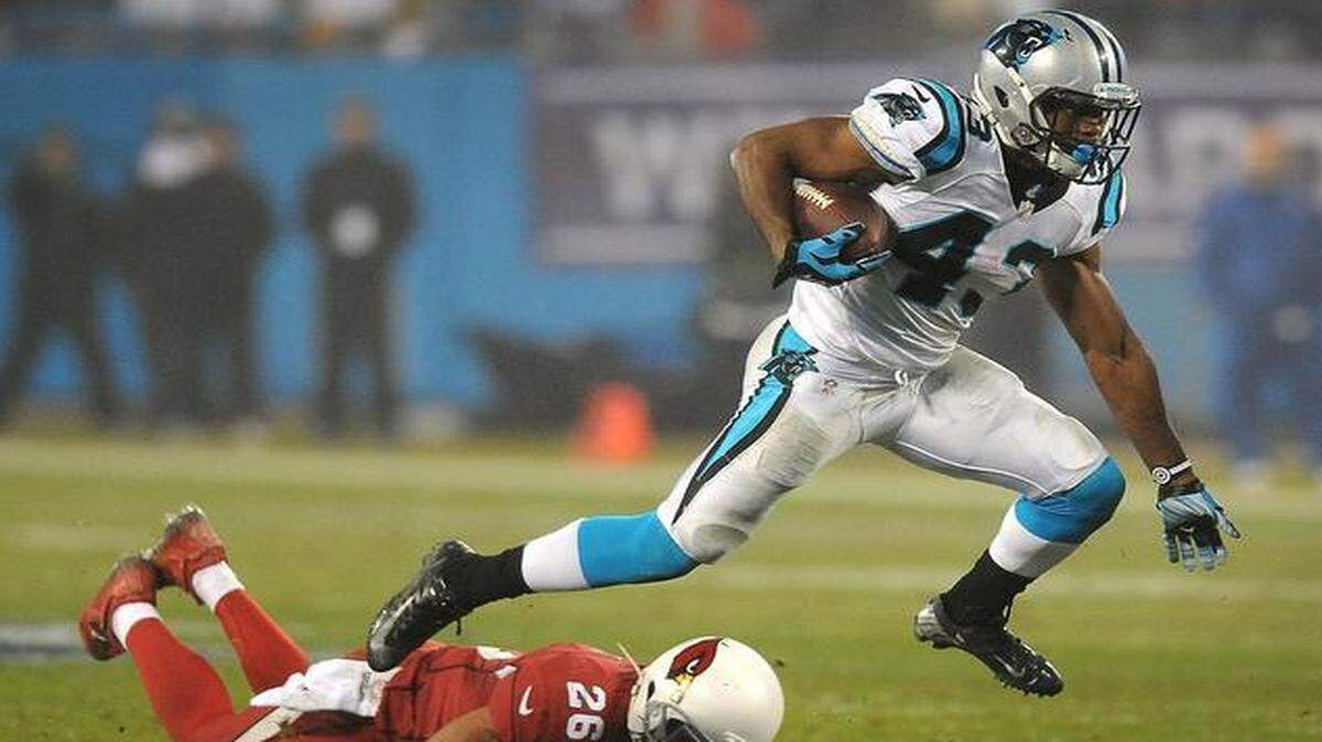 
The Carolina Panthers signed running back Fozzy Whittaker to a deal worth $1.36 million. Whittaker was one of four exclusive rights free agents who signed with the Panthers.


