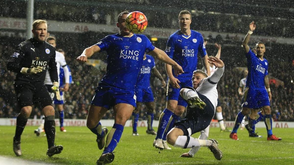 Leicester City’s Danny Drinkwater, center, goes to clear the ball under pressure from Tottenham Hotspur’s Toby Alderweireld during their English Premier League soccer match between Tottenham Hotspur and Leicester City at the White Hart Lane stadium in London on Jan. 13, 2016.