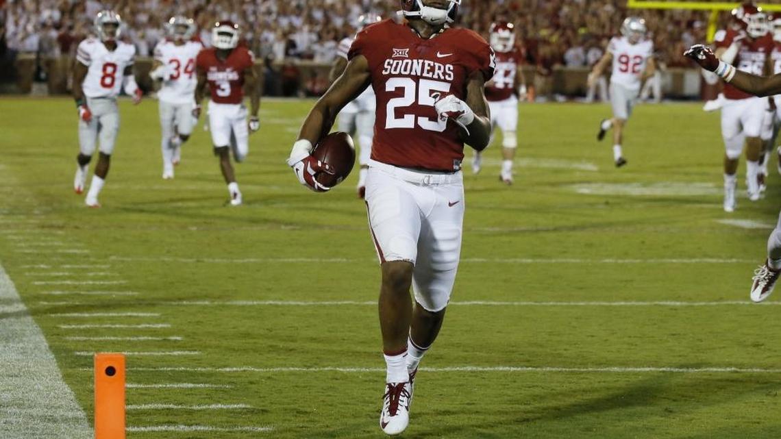 Oklahoma running back Joe Mixon (25) runs into the end zone with a touchdown against Ohio State during the first quarter of an NCAA college football game in Norman, Okla., Saturday, Sept. 17, 2016. (AP Photo/Sue Ogrocki)