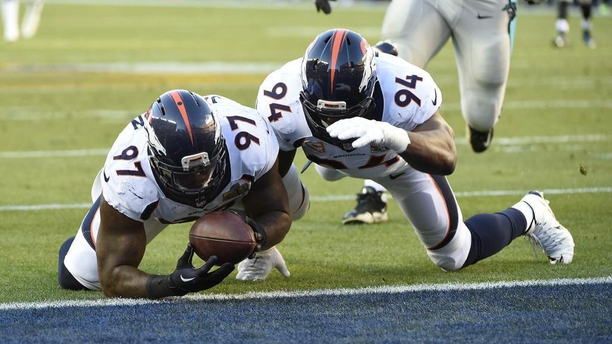 Broncos defenders Malik Jackson (97) and DeMarcus Ware (94) scramble for a loose ball after a Cam Newton fumble in the first quarter in Super Bowl.