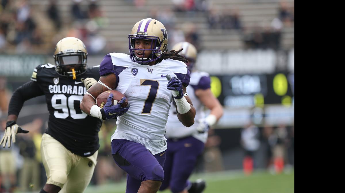 
Washington’s Shaq Thompson (7) played multiple positions, including some running back, with the Huskies, but his best fit in the NFL may be weakside linebacker, where he won’t have to deal with tight ends blocking him. 
