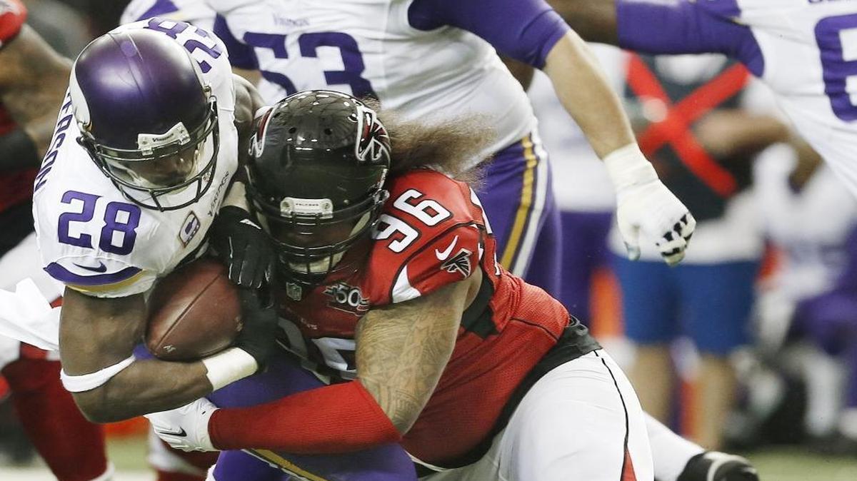 Defensive tackle Paul Soliai agreed to a two-year deal with the Carolina Panthers.