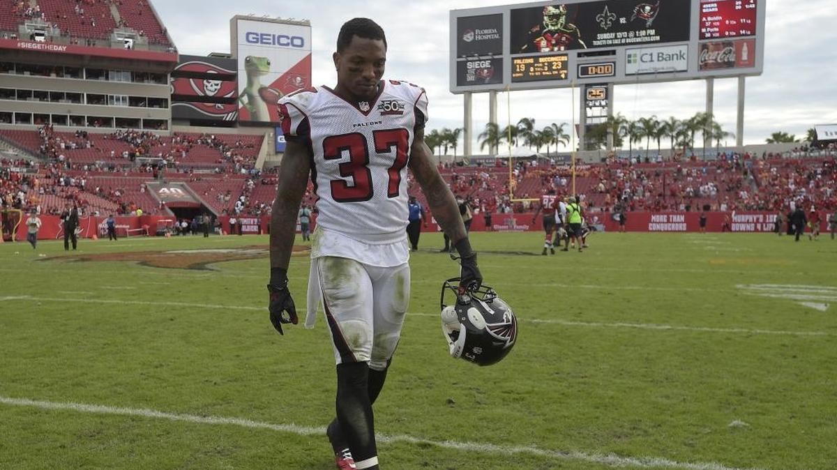 Atlanta Falcons free safety Ricardo Allen (37) leaves the field after last week’s 23-19 loss to the Tampa Bay Buccaneers.