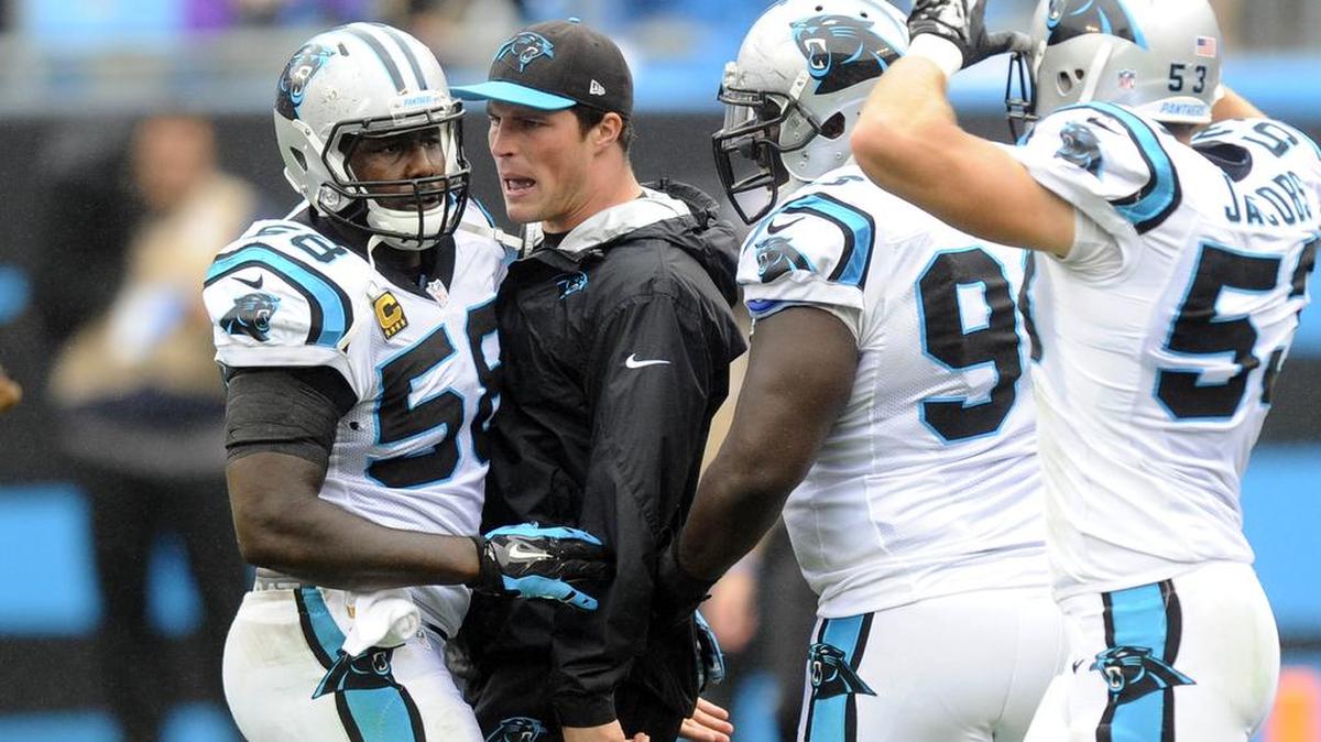 
Carolina Panthers' Luke Kuechly congratulates Thomas Davis Sr. (58) after a defensive series against the New Orleans Saints. 
