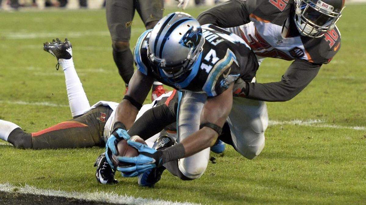 Carolina Panthers wide receiver Devin Funchess (17) stretches for a touchdown past Tampa Bay Buccaneers defensive b ack Jude Adjei-Barimah (38) in the fourth quarter of Carolina’s 38-10 victory on Sunday.