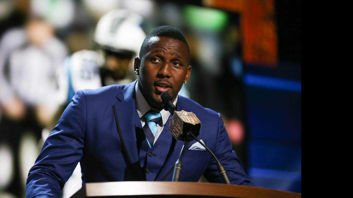 
Carolina Panthers linebacker Thomas Davis announces the Washington Huskies’ Shaq Thompson as the No. 25 overall pick in the NFL Draft at the Auditorium Theatre of Roosevelt University on April 30, 2015 in Chicago.
