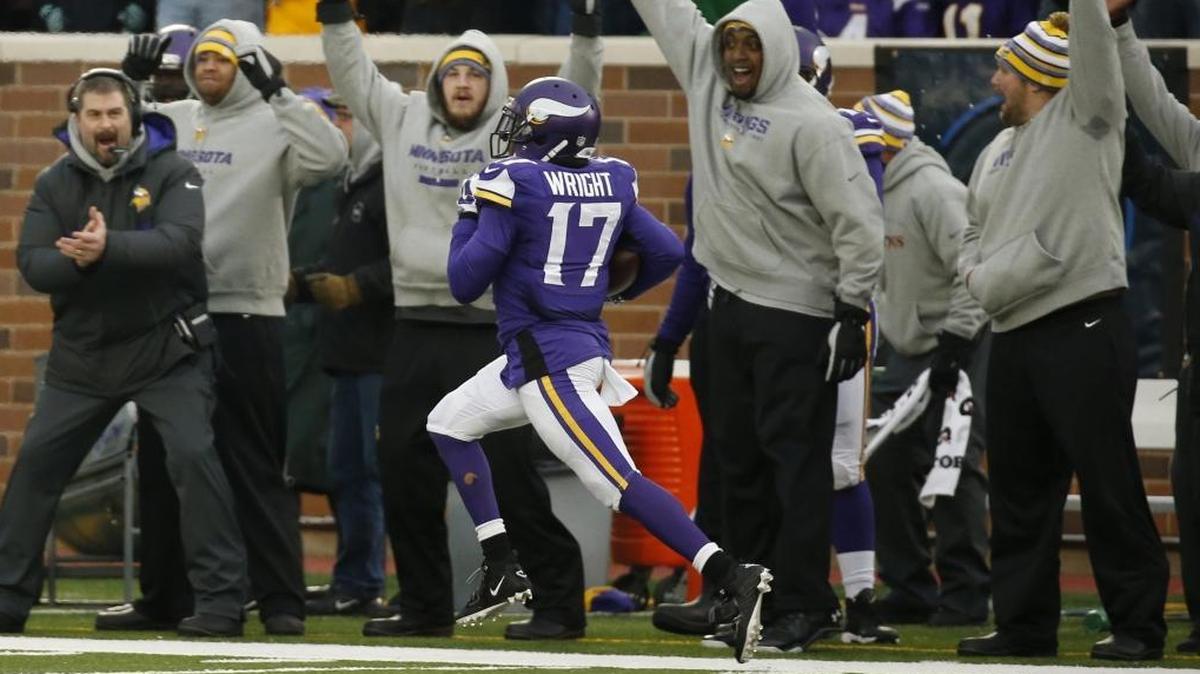 Minnesota Vikings wide receiver Jarius Wright (17) scores on an 87-yard touchdown reception in overtime in an NFL football game against the New York Jets, Sunday, Dec. 7, 2014, in Minneapolis. The Panthers are expected to sign Wright, a source told the Observer on Monday. (AP Photo/Alex Brandon)