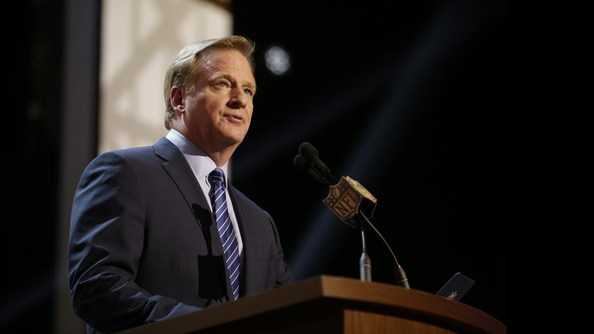 
NFL commissioner Roger Goodell addresses the crowd during the first round of the 2015 NFL Draft, Thursday, April 30, 2015, in Chicago. 

