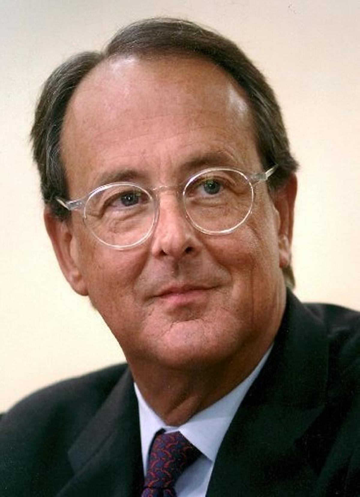 Erskine Bowles, the former White House chief of staff and also a limited owner of the Carolina Panthers, will oversee the investigation into allegations of workplace misconduct against Panthers owner Jerry Richardson.