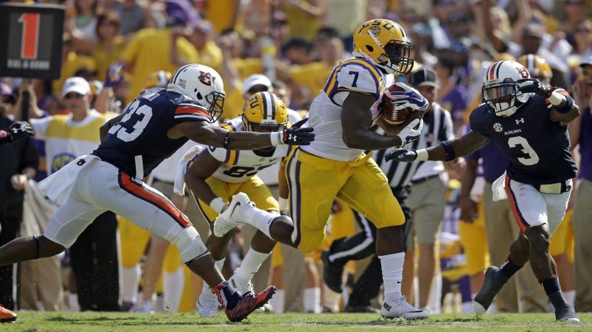 LSU running back Leonard Fournette (7) is the kind of power runner who fits well with what the Carolina Panthers do.