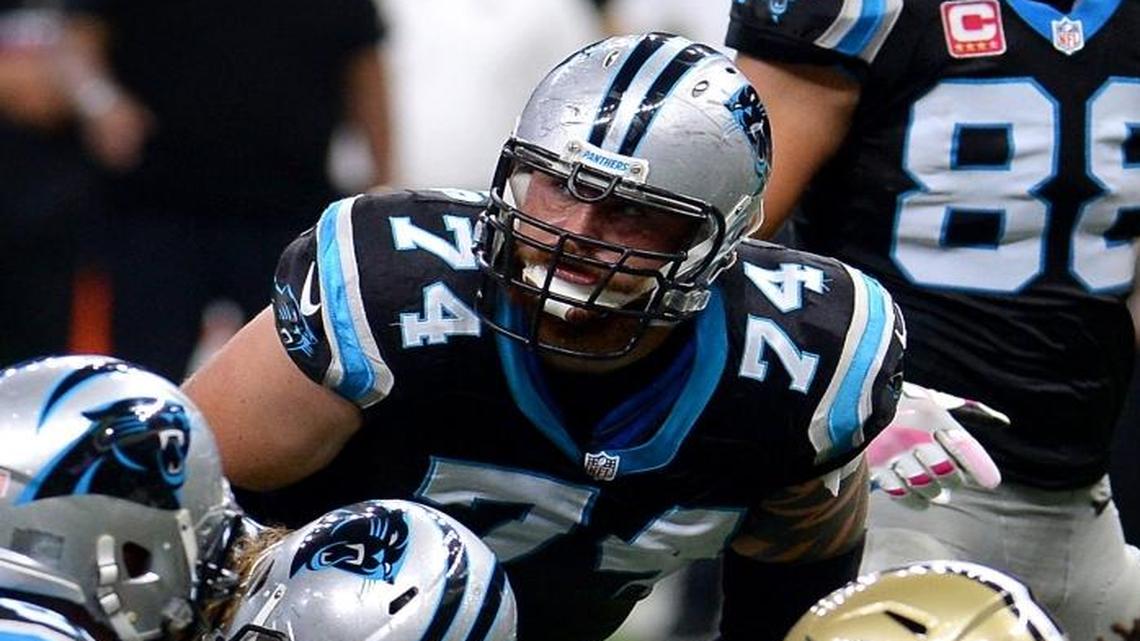 Former Carolina Panthers tackle Mike Remmers signed a five-year, $30 million deal with the Minnesota Vikings on Friday.