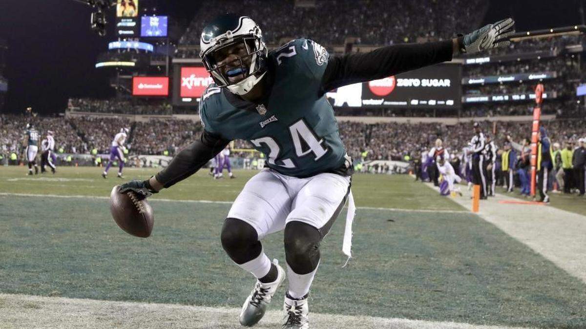 Many assumed Minnesota’s top-ranked defense would destroy Philadelphia fill-in quarterback Nick Foles. Instead, it was the Eagles’ defense that destroyed Vikings quarterback Case Keenum, like on this second-half interception by safety Corey Graham.