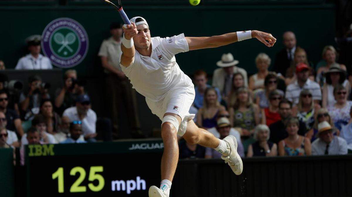 Greensboro’s John Isner returns a shot from Kevin Anderson during their Wimbledon semifinal Friday.