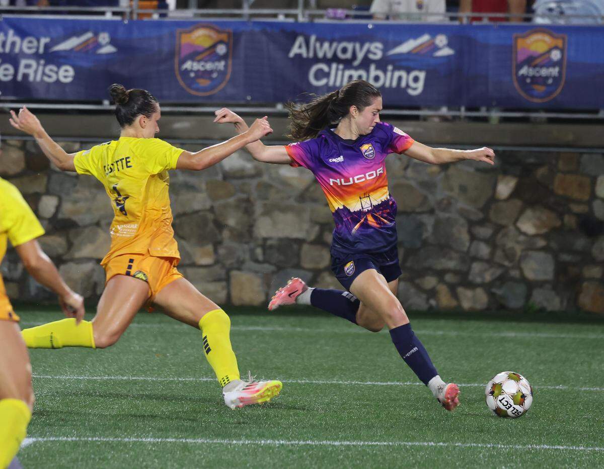 Carolina Ascent's Maddie Mercado, right, drives against the Sun's Vivianne Bessette during a matchup in Charlotte on Saturday, Sept. 6, 2025