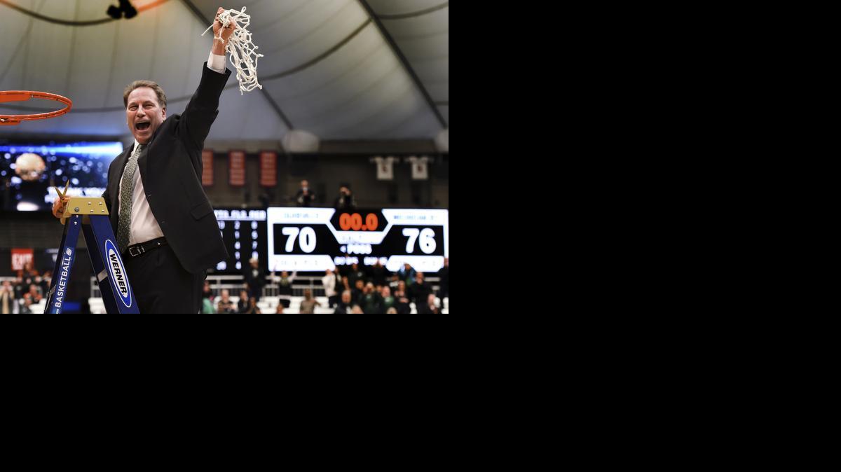 
Michigan State coach Tom Izzo holds up the net after his team defeated Louisville 76-70 in overtime in the NCAA men’s college basketball tournament East Regional in Syracuse, N.Y., Sunday. Izzo and Michigan State took the NCAA Division I championship in 2000.
