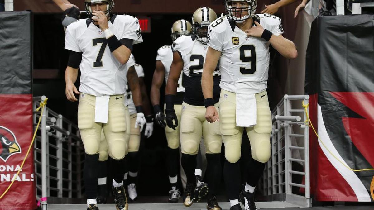 
New Orleans Saints quarterback Drew Brees (9) and Luke McCown (7) take the field prior to an NFL football game against the Arizona Cardinals. 
