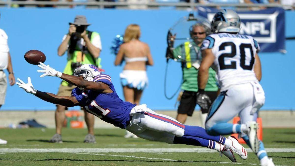 Buffalo’s Zay Jones (11) had his hands on what could have been a game-winning touchdown catch in the final seconds Sunday but couldn’t haul it in as Carolina’s Kurt Coleman (20) defended in the Panthers’ 9-3 win.