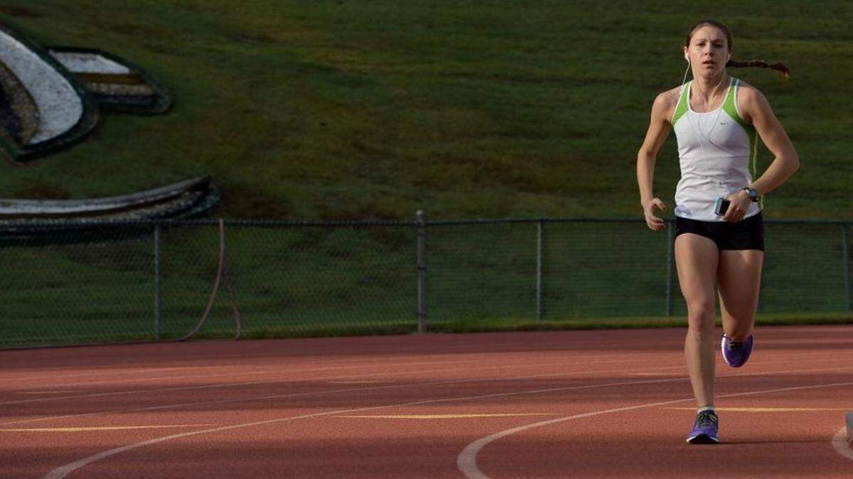 Alana Hadley is a UNC Charlotte freshman and one of the best marathoners in the country, but she’ll never compete for the 49ers. Instead she is following her own path, and it will lead her to Sunday’s New York City Marathon.