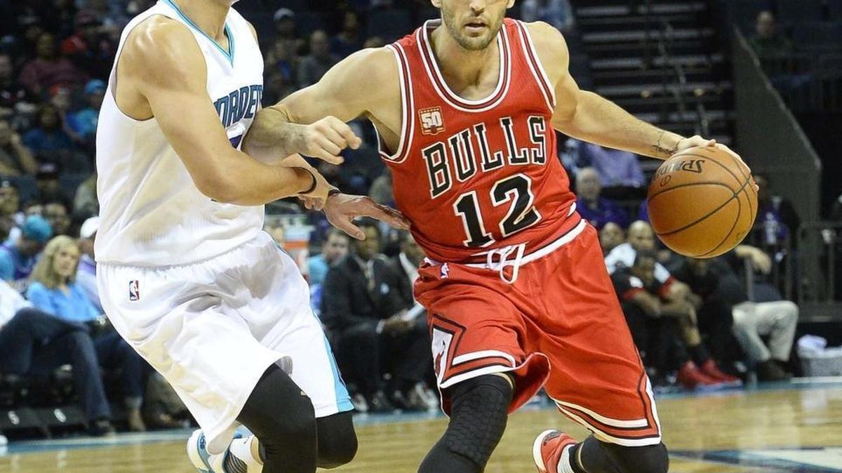 The Charlotte Hornets’ Jeremy Lin, left, guards Chicago’s Kirk Hinrich in a recent game at Time Warner Cable Arena. Lin, who signed with the Hornets over the summer, is expected to provide an offensive spark off the bench.