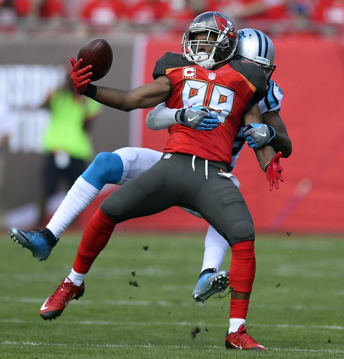 Tampa Bay Buccaneers wide receiver Russell Shepard (89) tried unsuccessfully to bring in this pass while being guarded by Carolina’s Daryl Worley on Jan. 1. The Buccaneers won, 17-16.