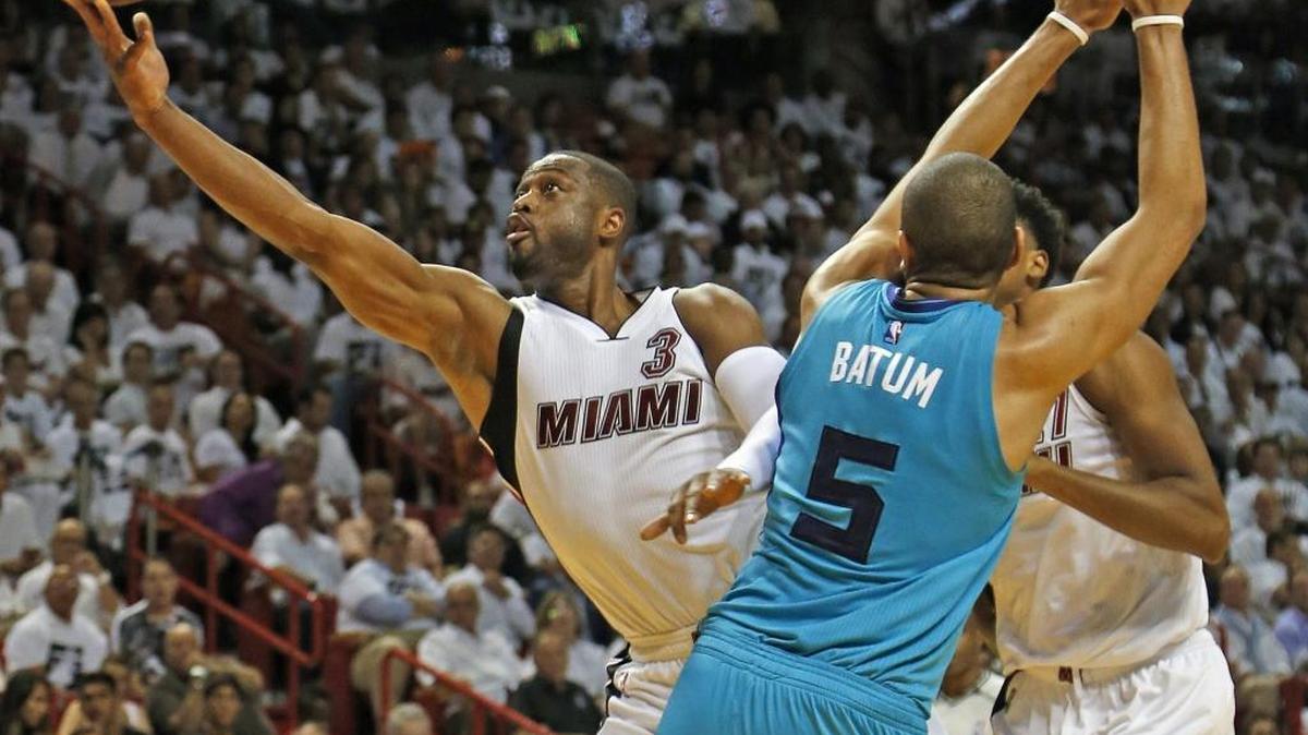 The Miami Heat's Dwyane Wade sneaks past the Charlotte Hornets' Nicolas Batum (5) for a shot in the second quarter during Game 2 of the Eastern Conference quarterfinals at AmericanAirlines Arena in Miami on Wednesday.