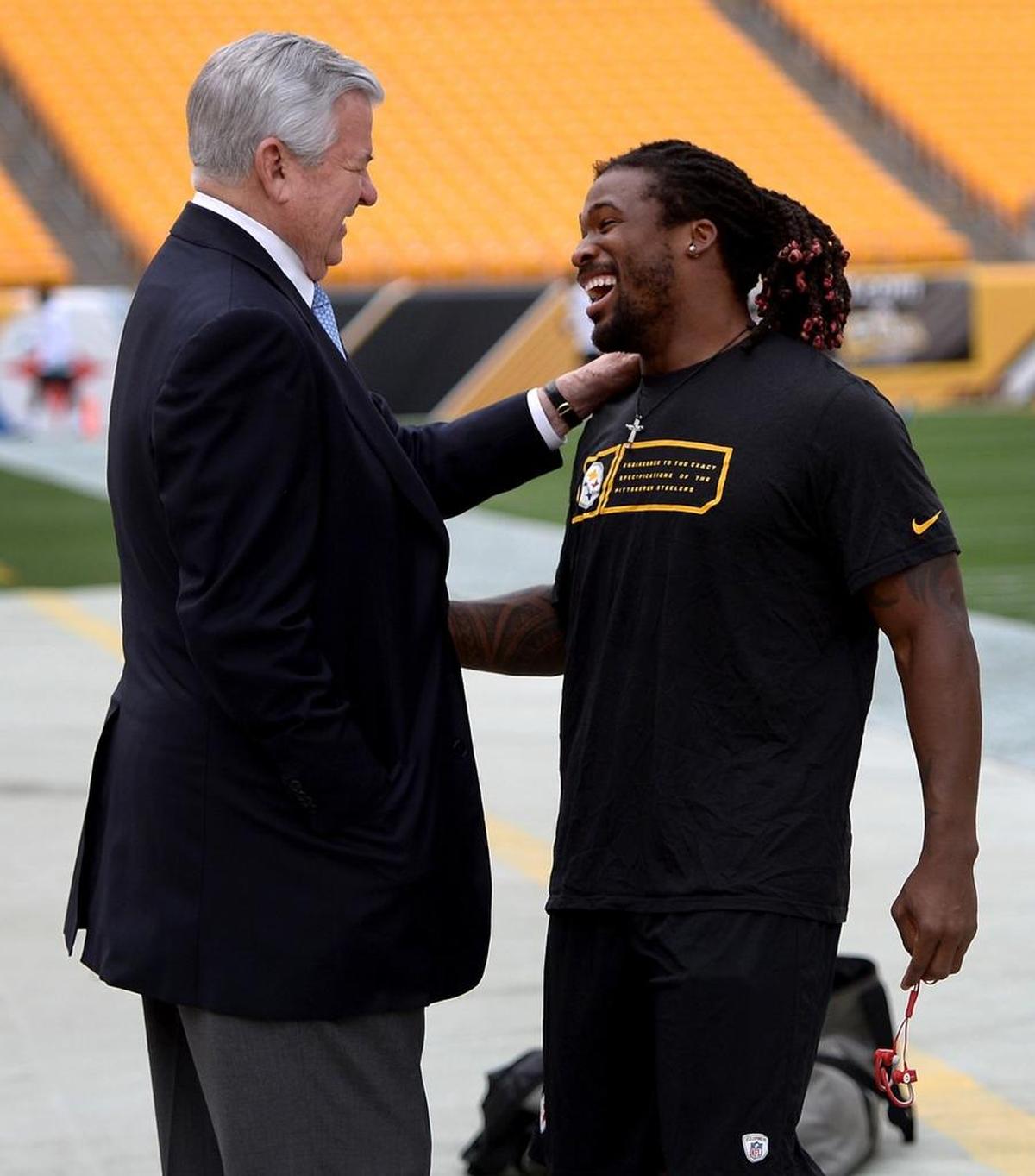 Carolina Panthers owner Jerry Richardson greeted DeAngelo Williams before a 2015 preseason game in Pittsburgh, where Williams played at the time.