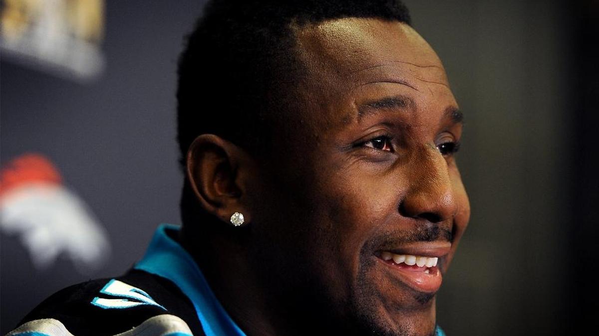 Carolina Panthers linebacker Thomas Davis has signed a one-year contract extension that will take him through the 2018 NFL season -- which would be his 14th in the league.