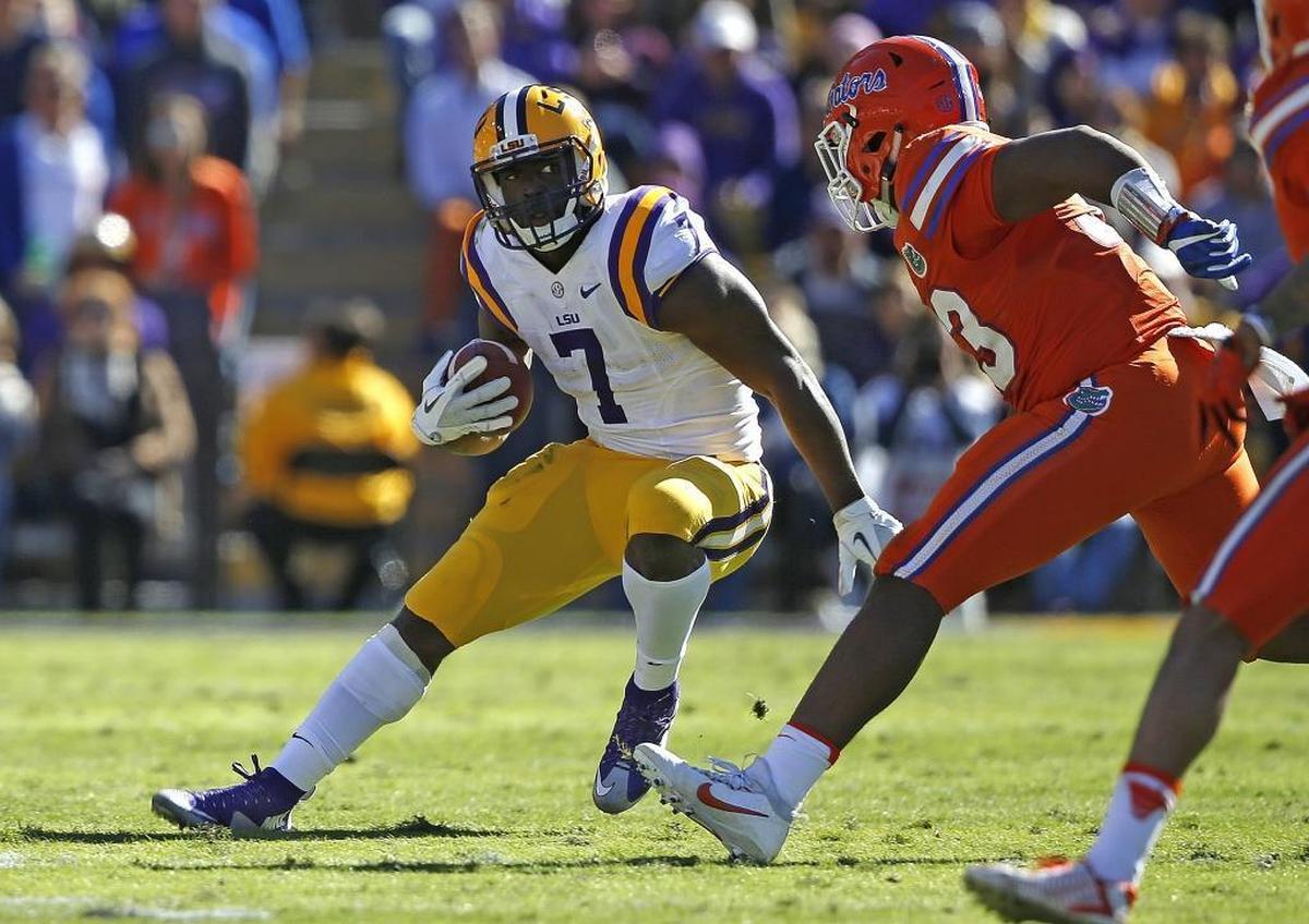 LSU running back Leonard Fournette (7) is the sort of powerful back who could eventually replace Jonathan Stewart in the Panthers’ offense for years to come -- if he lasts until the No. 8 pick.
