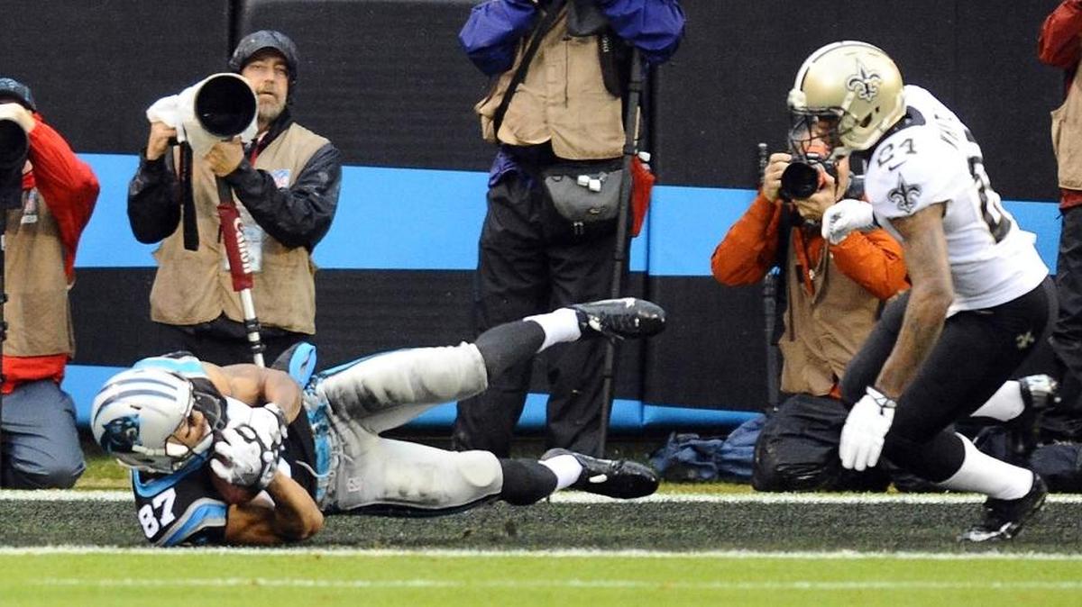 
Carolina Panthers wide receiver Domenik Hixon (87) hauls in the game-winning touchdown past New Orleans Saints’ Corey White (24) late in the fourth quarter at Bank of America Stadium on December 22, 2013. The Panthers won 17-13.
