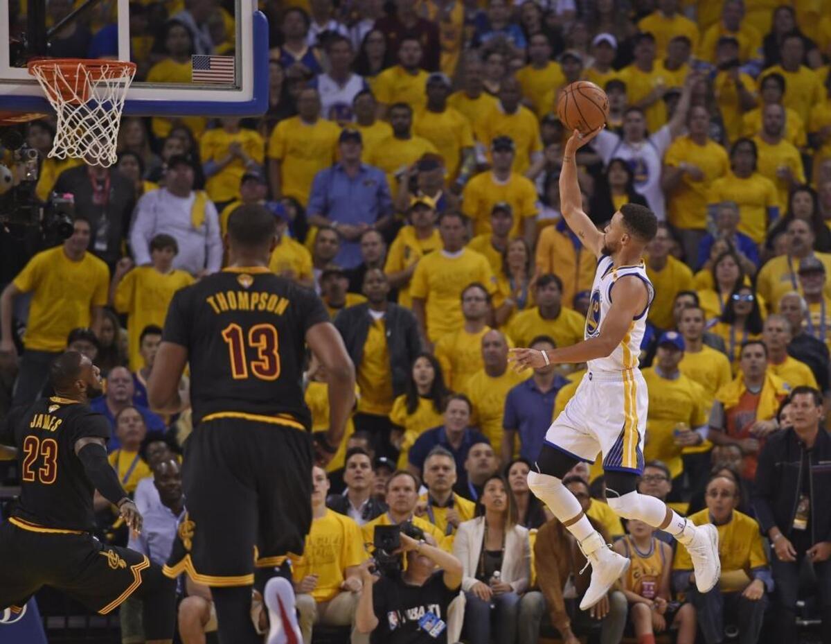 Golden State’s Steph Curry (30) shoots and makes a basket against Cleveland during Game 2 of the NBA Finals on Sunday.
