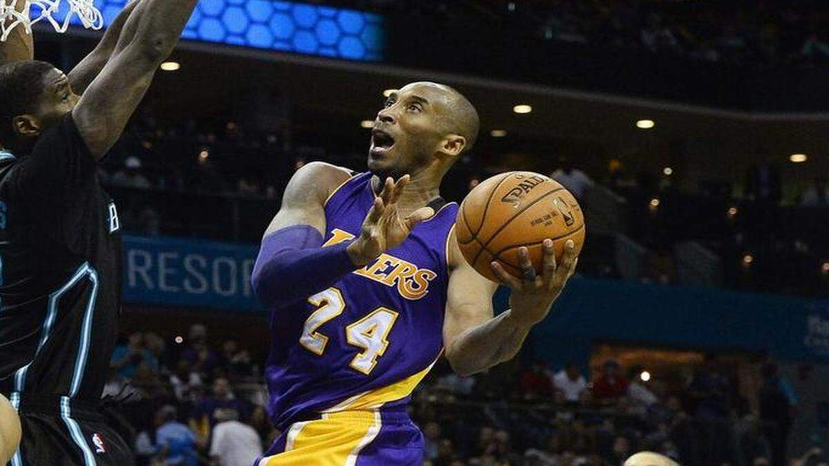 Los Angeles Lakers Kobe Bryant drives the ball to the basket to score against Charlotte Hornets Marvin Williams during Monday night's game played at Time Warner Cable Arena, Dec. 28, 2015. The Hornets won 108-98.
